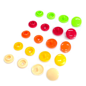 Nút bấm nhựa nhiều màu sắc kiểu dáng đẹp T5 T8, <span class=keywords><strong>4</strong></span> chi tiết, hàng có sẵn, khuôn nhựa tùy chỉnh, hình tròn, dùng cho túi quần áo trẻ em, khăn tắm - Product Image 4