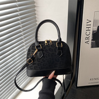 Sac bandoulière vintage tendance noir uni texturé à porter sous le bras