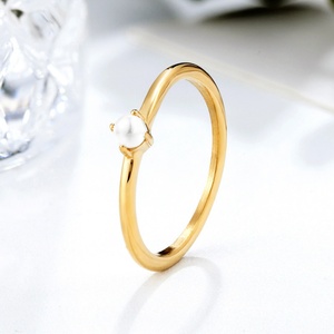 Anillo Delicado de Acero Inoxidable Chapado en Oro con Perla de Agua Dulce para Mujer - Product Image 3
