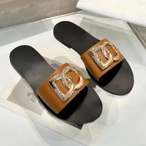 Sandales en cuir véritable DG pour femmes de haute qualité, nouvelle collection de marque de luxe, tongs plates, talons hauts élégants et raffinés - Product Image 5