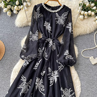 Robe longue élégante pour femme avec col en perles, manches bouffantes, coupe trapèze, broderie florale et ceinture, idéale pour le quotidien et les soirées