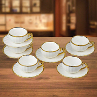 Mug en céramique de porcelaine blanche avec accents dorés, design moderne, compatible lave-vaisselle et micro-ondes, en stock, utilisation promotionnelle, mug à café ou à thé