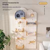 Structure murale d'escalade pour chat en bois massif avec panneau perforé, nid intégré et plateforme de saut pour toutes les saisons