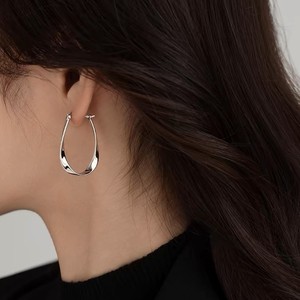 Boucles d'oreilles créoles classiques simples et lisses, plaquées argent, forme géométrique torsadée en éllipse, bijoux de fête pour femme, idéales pour un anniversaire - Product Image 3