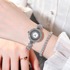 Montre à quartz décontractée personnalisée avec gravure et incrustations de diamants - Product Image 3