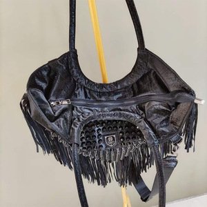 Bolso de Hombro Tipo Hobo de Lujo para Mujer, en PU Negro, con Borlas, Estilo Shopper, Triangular, con Cierre de Cremallera, Correa de Cadena, Capacidad de 2L - Product Image 3