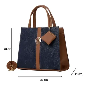 Bolso tote azul con estampado floral en relieve para mujer Fana Alola M3724 con bolsillo con cremallera y logotipo frontal - Product Image 4