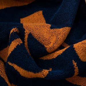 Toalla de Playa Deportiva de Lujo con Logotipo Jacquard de Algodón 100% Personalizada, Diseño Nuevo 2025, Ecológica, Transpirable y Antiarena - Product Image 3