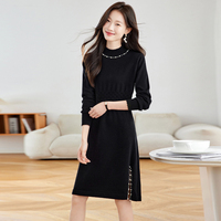 Robe pull élégante pour femme, col montant, manches longues, coupe ajustée, fente latérale, ornée de perles