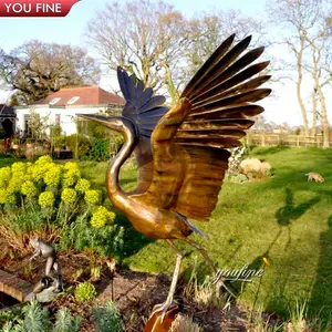 Statua di airons di bronzo della scultura dell'uccello della gru d'ottone del giardino all'aperto a grandezza naturale