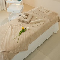 Ensemble de cinq serviettes de salon de beauté en microfibre avec logo : serviette de lit, jupe de bain, serviette de bain, foulard