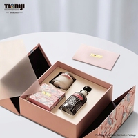 Boîte cadeau en papier rigide à double porte écologique, boîte d'emballage personnalisée avec logo en relief et vernis UV pour ensemble de parfums et de bougies parfumées