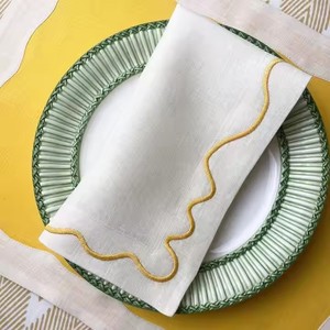 Sets de table et serviettes rectangulaires brodées à la main avec bord ondulé et bord festonné, 100% lin, écologiques et biologiques pour mariage - Product Image 4