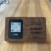 Panneau en bois de noyer personnalisé EZD Plaque en bois plaque Business Table Top Display Wooden QR Code Sign