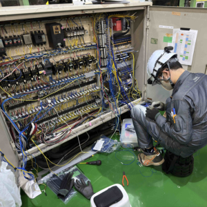 Modificación de las funciones mecánicas del equipo antiguo y cambio o actualización de PLC sin restricciones de marca - Product Image 1