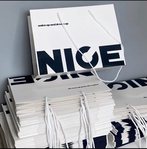 Borsa di Carta di Lusso Personalizzata per Shopping, Confezionamento di Abbigliamento, Cosmetici e Gioielli, Nera e Rosa con Manico - Product Image 4