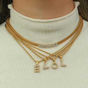 Ciondolo Personalizzato con Lettera Iniziale Incastonato con Zircone Rotondo Trasparente, Collana con Catena a Corda Intrecciata in Acciaio Inossidabile Placcato Oro 18K - Product Image 4