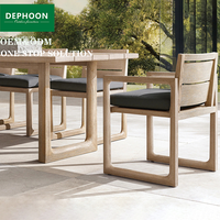Ensemble de salle à manger en teck d'extérieur avec table, chaises et canapé résistants à l'eau - Design moderne pour cour, hôtel, villa