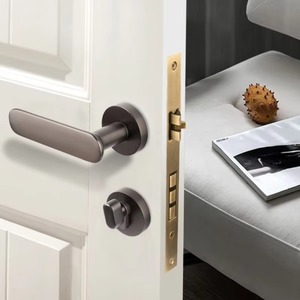 ชุดลูกบิดประตูทองเหลืองแบบด้าน พร้อมกุญแจทองแดง  ด้ามจับประตูสีดำ และมือจับประตู - Product Image 6