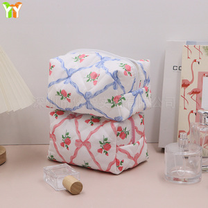 Bolsa de cosméticos de algodón estilo corte con estampado de rosas, disponible en stock en Instagram, bolsa de aseo con cremallera, bolsa con estampado floral y lazo. - Product Image 1