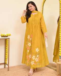 Salwar Kameez Anarkali en coton brodé de fleurs jaunes modernes pour femmes, coupe régulière, pour les occasions spéciales, les mariages, les tenues décontractées - Product Image 4