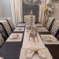 Assiettes de présentation rondes en acrylique transparent de 13 pouces avec bord doré et texture corail récifal pour mariages et dîners