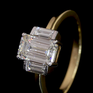 Anillo de Oro 14K Corte Esmeralda Diamante Tres Piedras Classic Sparkle - Product Image 4