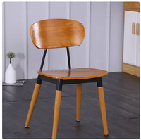 Table à manger en fer forgé en bois massif de conception moderne nordique avec fonction douce de chaise en métal incurvé pour les magasins de bistrot et de snack