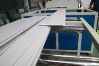 Machine de fabrication de panneaux muraux extérieurs en PVC Machine de décoration en plastique pour panneaux de plafond en PVC