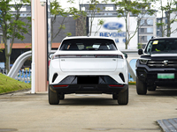 2025 Lynk Co 06 Renew 1.5T Turbo Engine Boîte de vitesses manuelle automatique FWD Drive R18 Taille des pneus Cuir Euro VI Dark Gas/Petrol SUV