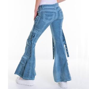 Jean cargo en denim coupe droite style YK2 pour femme, bleu délavé, évasé avec anneaux métalliques - Product Image 5