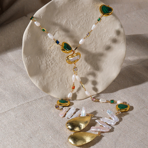 Elegante Collana a Y con Perle Naturali e Accenti a Cuore in Malachite, Ciondolo Placcato Oro, Accessorio di Moda per Ogni Giorno ed Eventi Speciali - Product Image 2