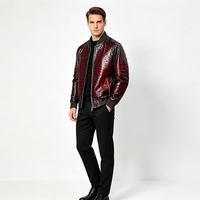 Blouson Bomber en Cuir et Denim Dégradé Rouge Vin Frotté à la Main pour Homme, Luxe, Motif Peau de Vache, Col en V, Style Baseball