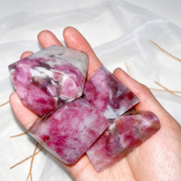 Ornements en pierre de tourmaline rose prune naturelle polie en forme libre pour la décoration intérieure et les cadeaux (vente en gros)