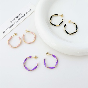 Boucles d'oreilles tendance plaquées or 18 carats en acier inoxydable avec émail, motif vague - Product Image 5