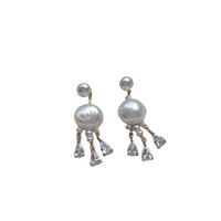 Boucles d'oreilles à pampilles en perles d'eau douce naturelles au design original, idéales pour le quotidien, avec zircon et perles.