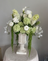 Arrangement floral de mariage haut de gamme blanc et vert, boule de fleurs d'hortensia vert, centre de table blanc en lys calla pour décoration