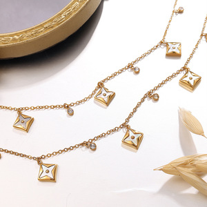 Collier Pendentif Fleur Géométrique en Zircon avec Chaîne Dorée et Coquille Blanche Réglable pour Soirée Élégante – Chaîne de Clavicule - Product Image 3