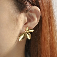 Moda dulce cinco pétalos flor suerte trébol de cuatro hojas elegante Stud pendientes personalizados 18 K chapado en oro de acero inoxidable para mujer