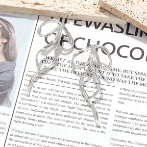 Studs Simple Personality Twist Bow Pendientes para mujer Chica Fiesta Joyería caliente - Product Image 3