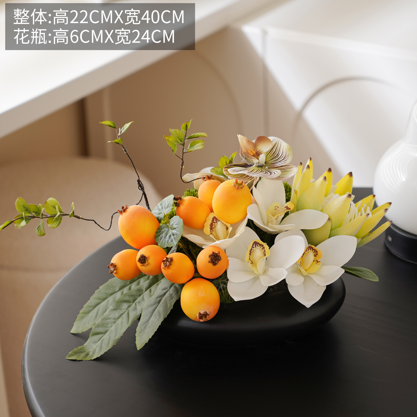 Vaso nero piatto con fragranza di fiori di frutta