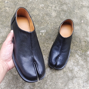 รองเท้าหนังแทบิผู้ชายขายดีประจำปี 2026 ดีไซน์โดดเด่น ระบายอากาศได้ดี หัวรองเท้าทรงเกือกม้า ทันสมัย แยกนิ้วเท้า รองเท้าลำลองหนังแท้ - Product Image 1