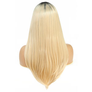 Perruques frontales lisses synthétiques à la mode, perruques frontales lisses <span class=keywords><strong>avec</strong></span> <span class=keywords><strong>frange</strong></span> attachées à la main <span class=keywords><strong>avec</strong></span> une extrémité lisse Blonde grise Ombre <span class=keywords><strong>2022</strong></span> - Product Image 4