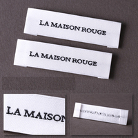 Service de conception gratuit Étiquettes tissées personnalisées Pliées à plat Étiquettes de col à coudre Œillets personnalisés pour vêtements Polyester sans nickel