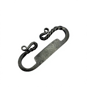 Allume-feu torsadé forgé à la main avec silex – Allume-feu de bushcraft en acier au carbone – Outil de camping et de survie - Product Image 1