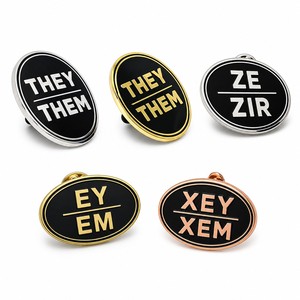 Pin de metal esmaltado personalizado con pronombres, ovalado, esmalte negro, letras plateadas, broche para ropa y bolsos, regalo de apoyo al orgullo, OEM ODM - Product Image 4