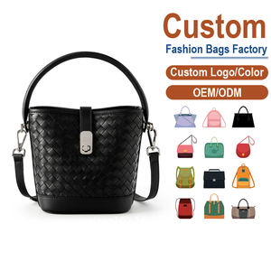 Elegante Bolso de Mano de Cuero para Mujer – Bolso Tipo Cubo de Cuero Negro Liso de Primera Capa con Interior Amplio, Hecho a Medida - Product Image 1