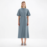 Robe chemise mi-longue OEM ODM tendance pour femme, bleu-gris, boutonnée sur le devant, col montant, manches courtes, taille nouée, pour tenue décontractée ou de bureau