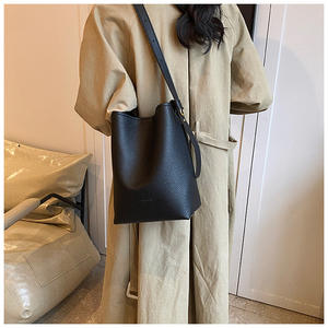 Sac seau en cuir grainé marron, style minimaliste, bandoulière réglable, sac bandoulière femme. - Product Image 1