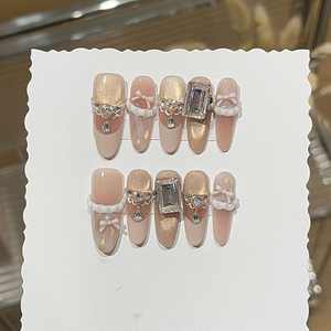 Unghie Finte di Lusso Grigio Champagne Scintillante con Effetto Occhio di Gatto e Diamanti K9 - Product Image 5